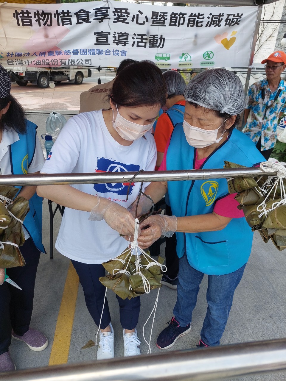 全聯慶祥基金會呂方妮組長與志工媽媽一同包粽子