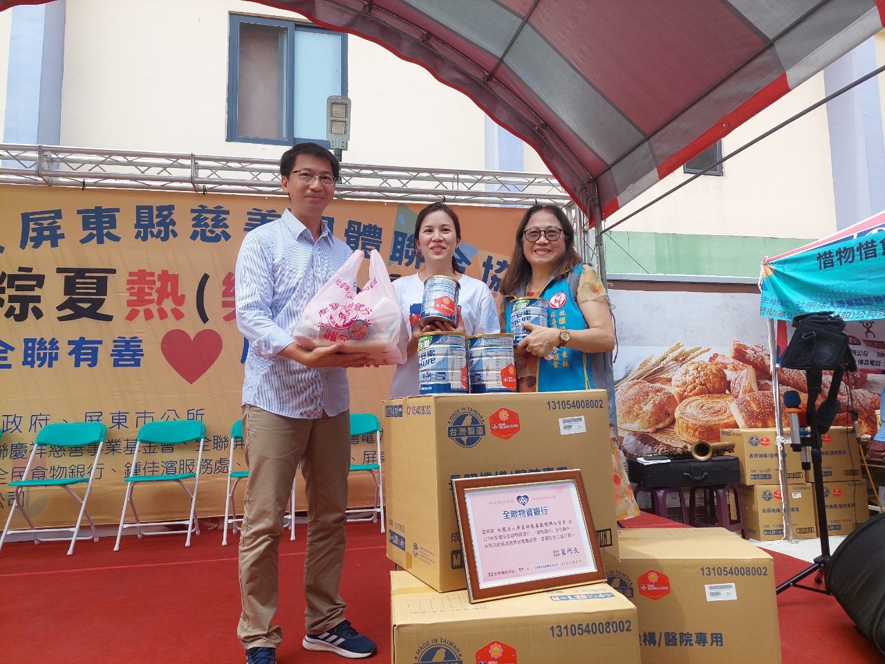 屏東縣黃國榮副縣長、全聯呂方妮社工督導與屏慈聯理事長合影
